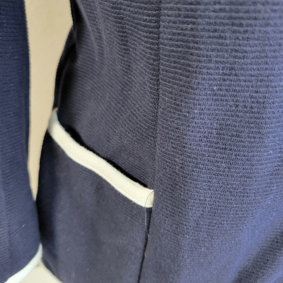 Womans Talbots Navy White Accents Crop 2 button Jacket Size Small Small spot - Picture 4 of 12